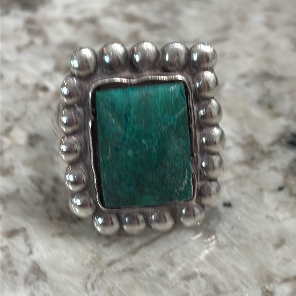 Elegant Silver and Green Stone Ring - Picture 6 of 14